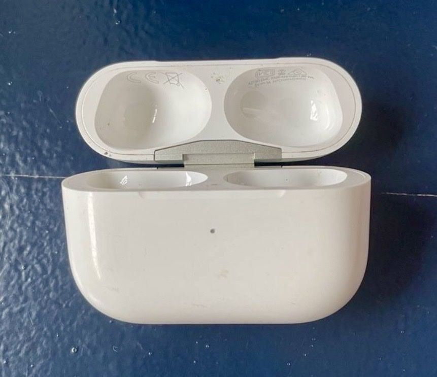 Apple Ladegerät: Case per AirPods Pro 1 generation – Gebraucht aus Basel von Lelesiculo 1