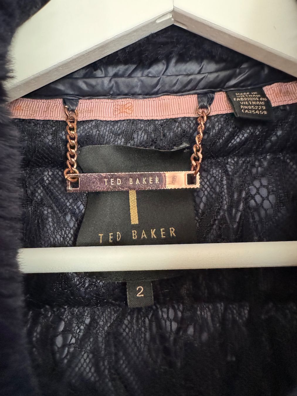 Ted Baker Giacche: Ted Baker Down Padded Coat, Size 2, Navy, Fur Collar – Nuovo (secondo la descrizione) da Jonen venduto da alanwales 1
