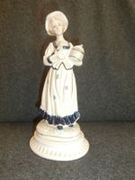 Porzellan Damenfigur mit Hut auf Sockel, Gefäss in der Hand