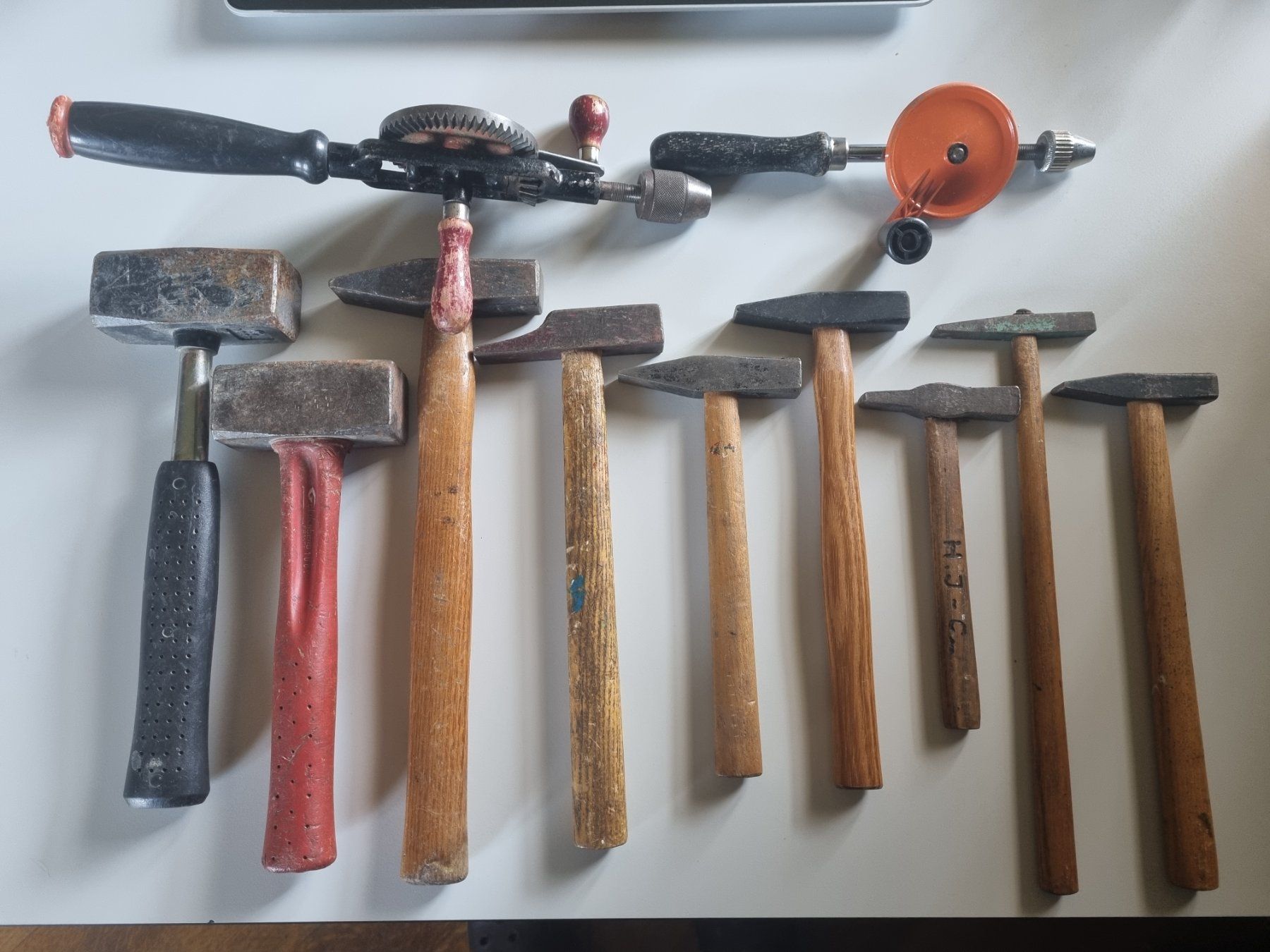 Tutti gli attrezzi: Jeu de 7 marteau, 2 massette et 2 foret à main – Usato da Echandens venduto da Dicot