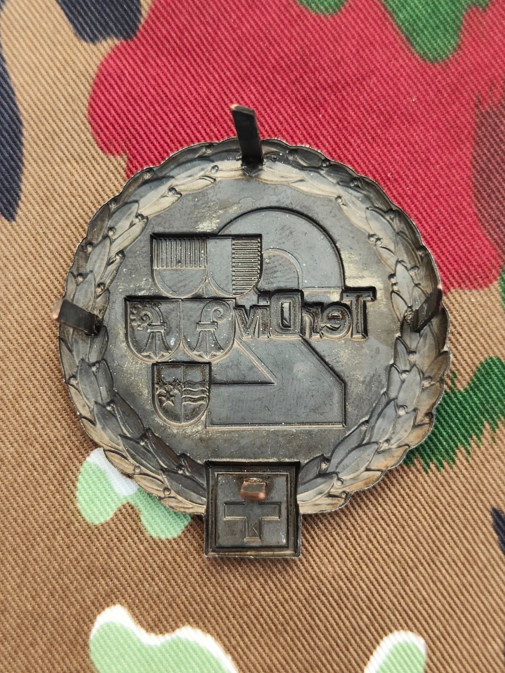 Placchette & Badge: Béretemblem Territorialdivision 2, Variante 2, neuwertig – Usato da Bauma venduto da SwissMilitaria 1