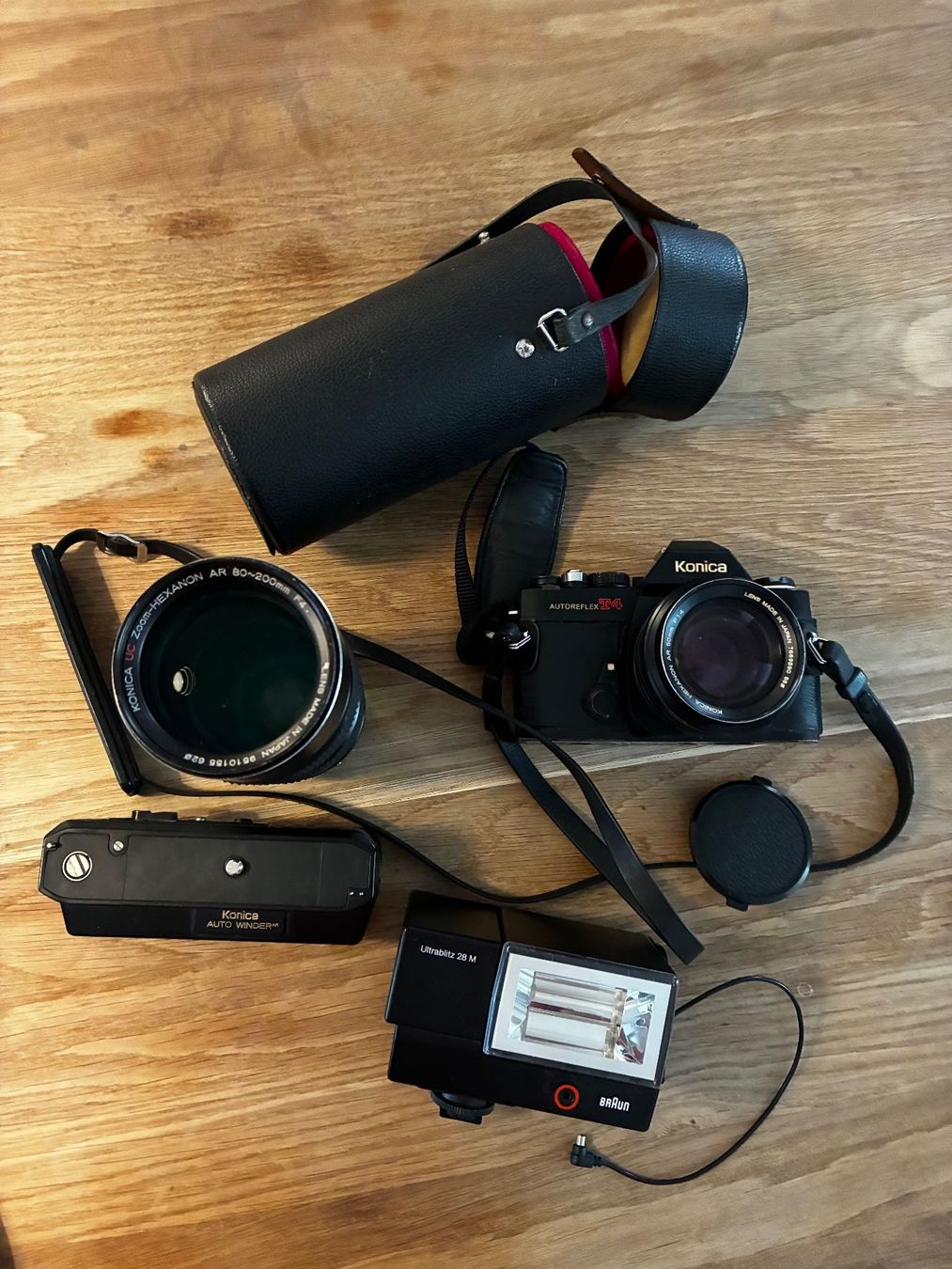 Konica Fotocamera: Konica Autoreflex T4 Analogkamera mit Auto Winder, Blitz – Usato da Goldau venduto da Tancha 1