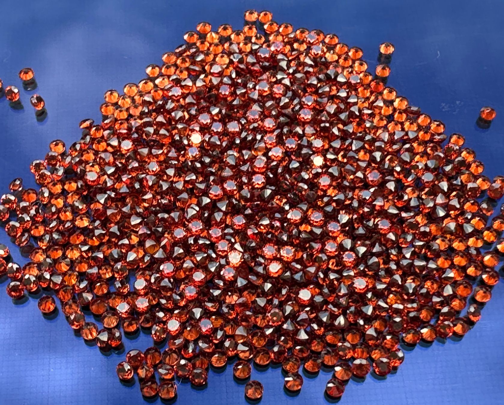 Pietre preziose: 100 St fein brillantgeschliffene Granat-Pointer 1,5 mm – Nuovo (secondo la descrizione) da Langenthal venduto da Seelenfreunde 5