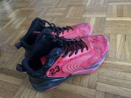 Scarpe sportive rosse usate