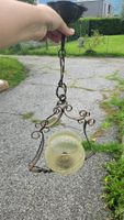 Vecchio lampadario in ferro battuto e vetro giallino