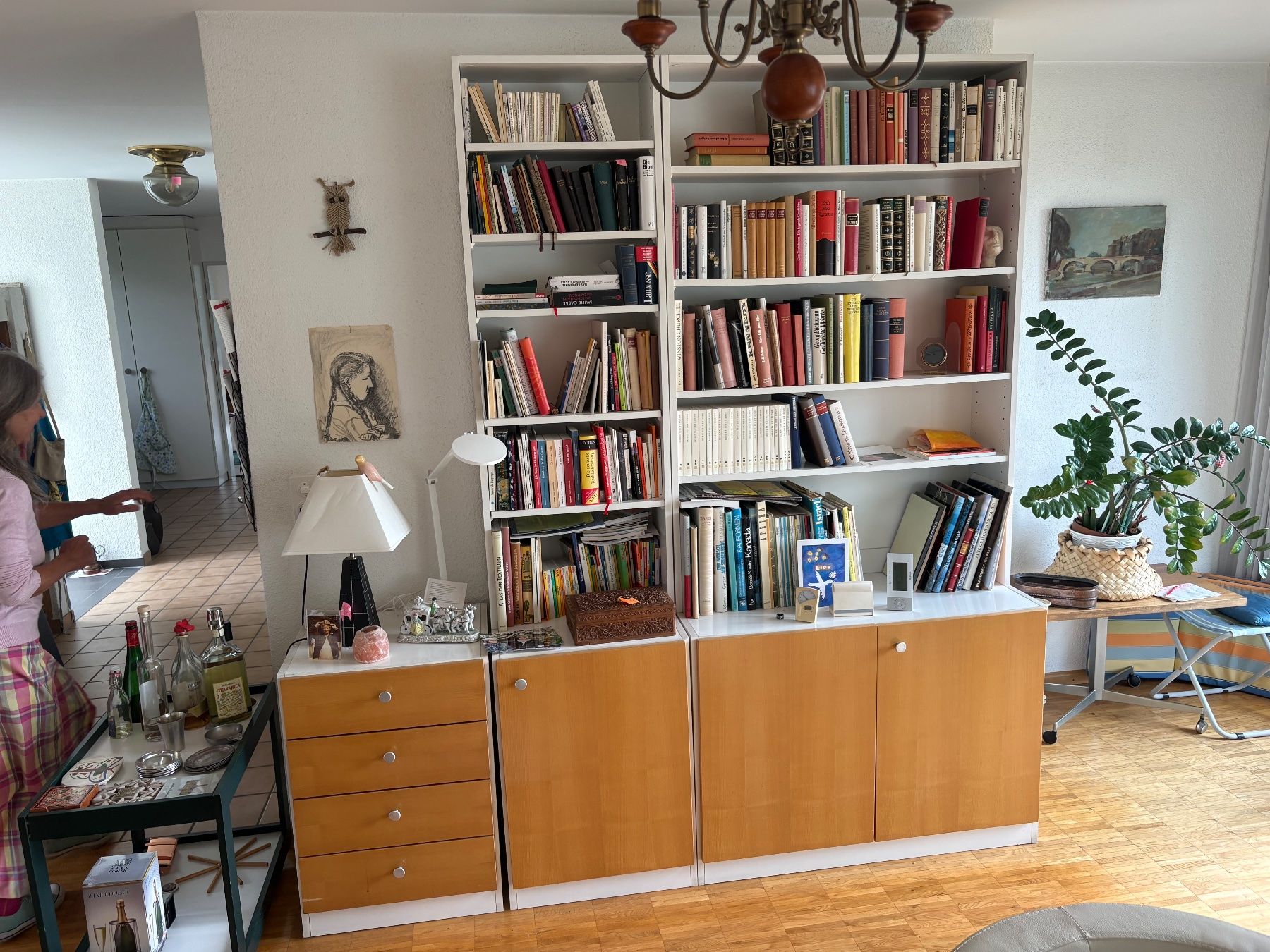 Scaffali: Bücherregal mit weissen Elementen und Holzfronten – Usato da Frick venduto da Rukki 2