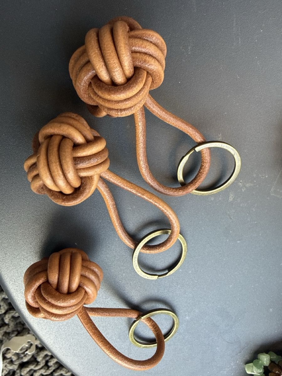 Portachiavi: 3 Leather Monkey Fist Keychain Brown New Condition – Nuovo (secondo la descrizione) da Wald ZH venduto da Carloiten
