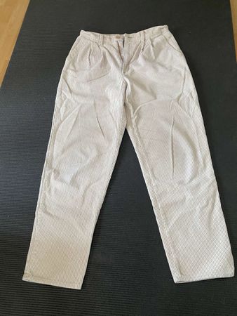 Pantalon Rifle en velours côtelé beige.