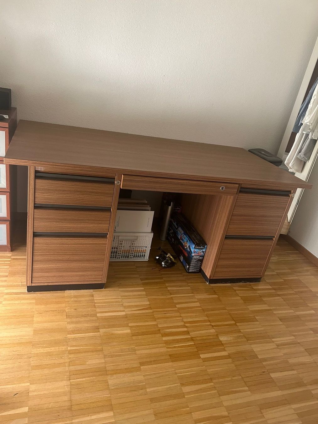 Scrivanie: Stabiler, hochwertiger Bürotisch aus massivem Material – Usato da Rüti - ZH venduto da Elturco31 2