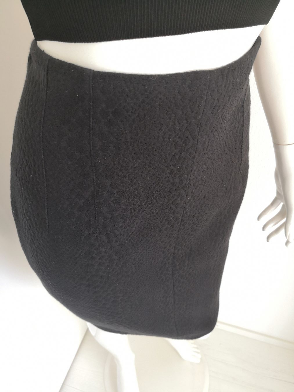 Mango Gonne: 🤩 MANGO BLEISTIFT-ROCK SCHWARZ MIT SCHLANGENMUSTER – Usato da Olten venduto da Naja-Twins-Twins 8