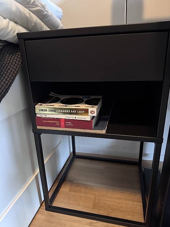 Comodini: IKEA VIKHAMMER Ablagetisch / Nachttisch  Schwarz  – Usato da Zürich venduto da mar_lwx5 1