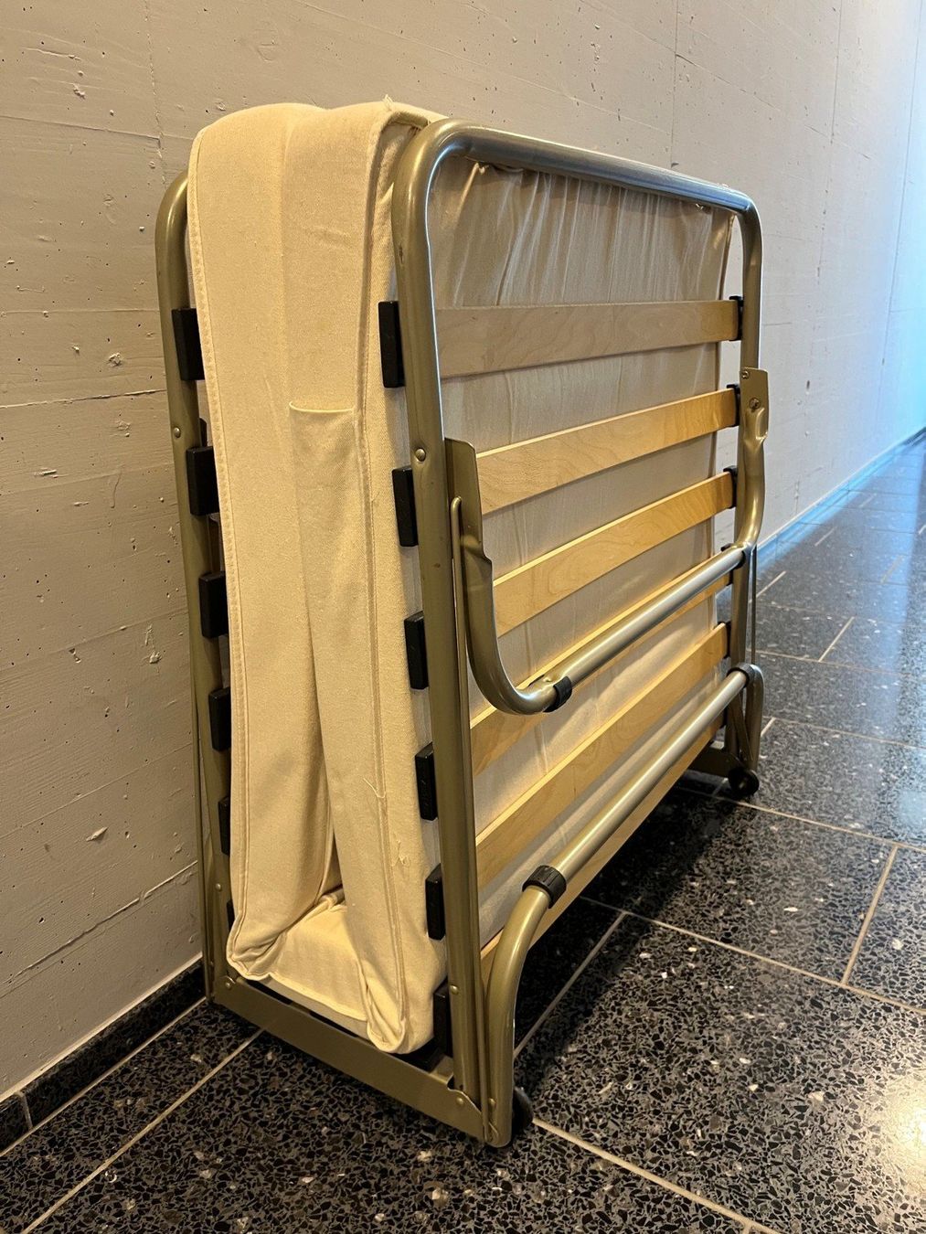Lits: Foldable Bed – Excellent Condition & Auto-Unfolding – D'occasion à Thalwil par vp987 2