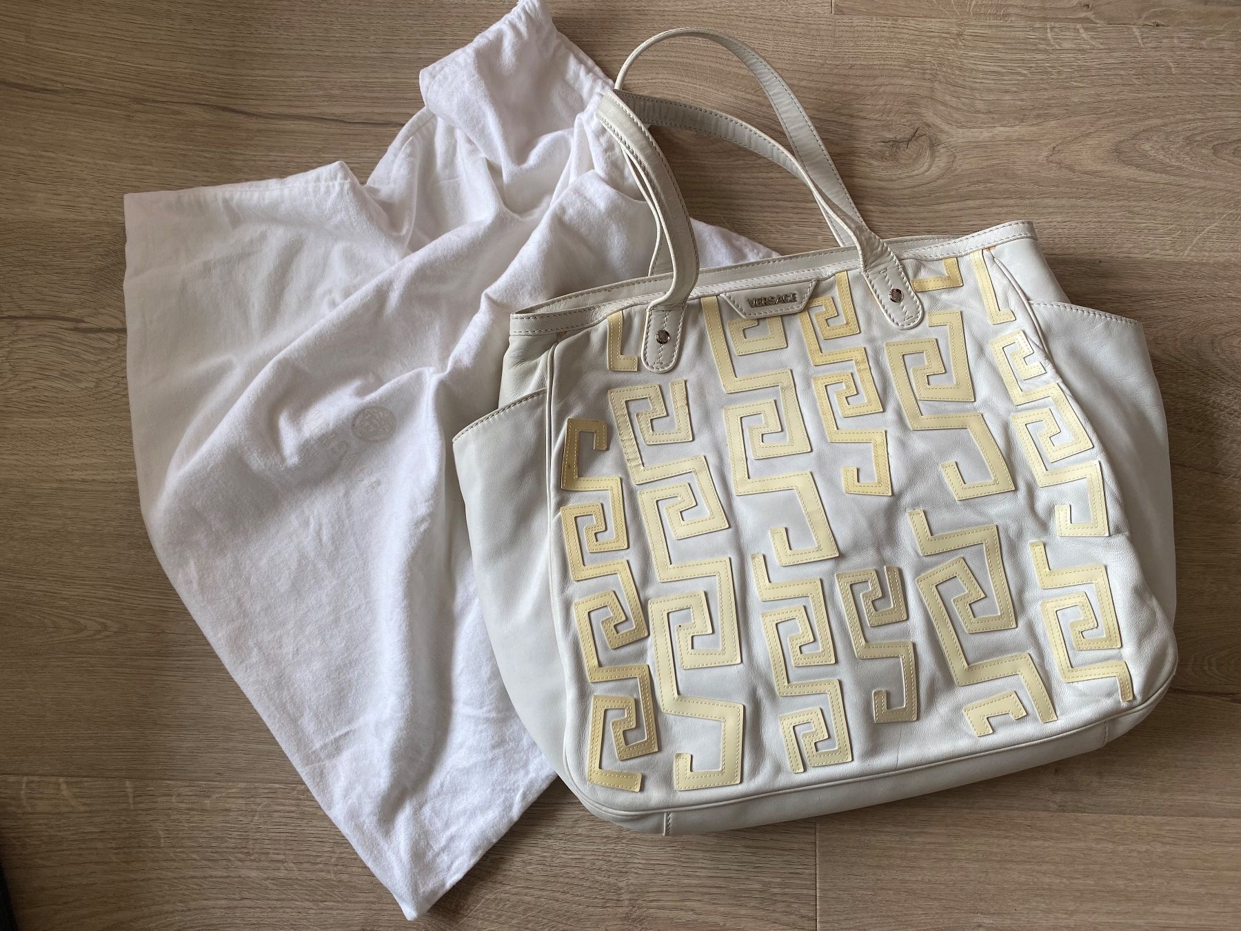 Versace Sacs femmes: Borsa Versace pelle bianca con decorazione greca – D'occasion à Murten par Moisa