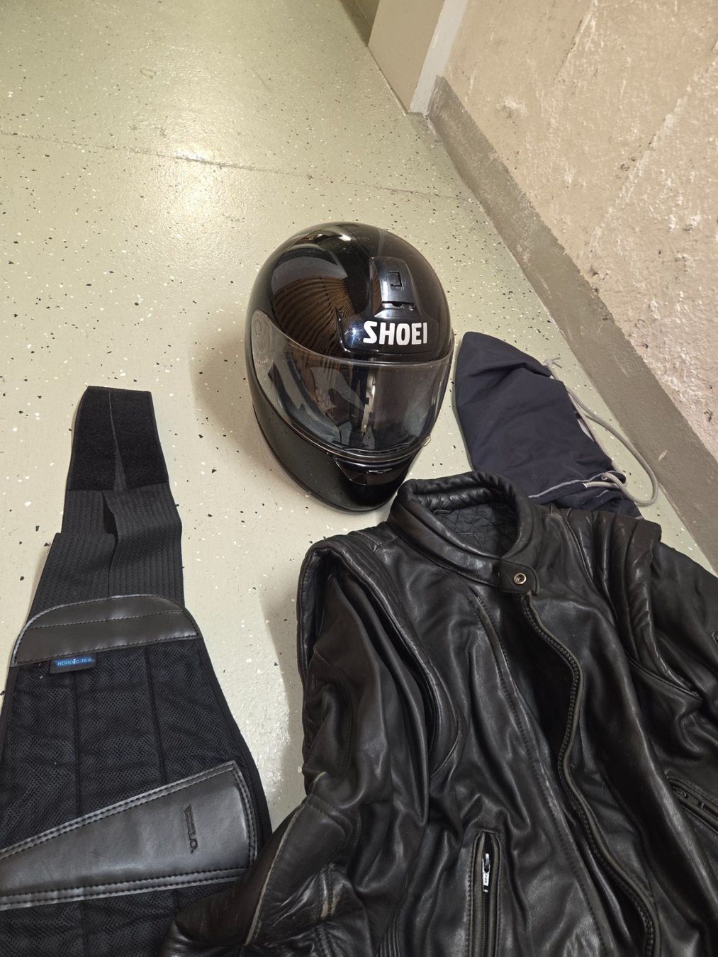 Lotti di vestiti: Motorradkleider Set, echtes Leder, 80ies – Usato da Zürich venduto da Ouuipouui 4