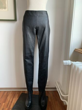 AKRIS: Neu/ungetragen - sexy schwarze Leder-Hose, 38