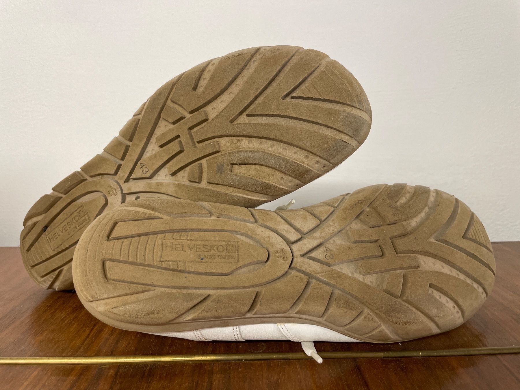 Helvesko Scarpe da uomo: Weisse HELVESKO Halbschuhe / Sneaker Gr. 43 – Usato da Frasnacht venduto da GracyStore 5
