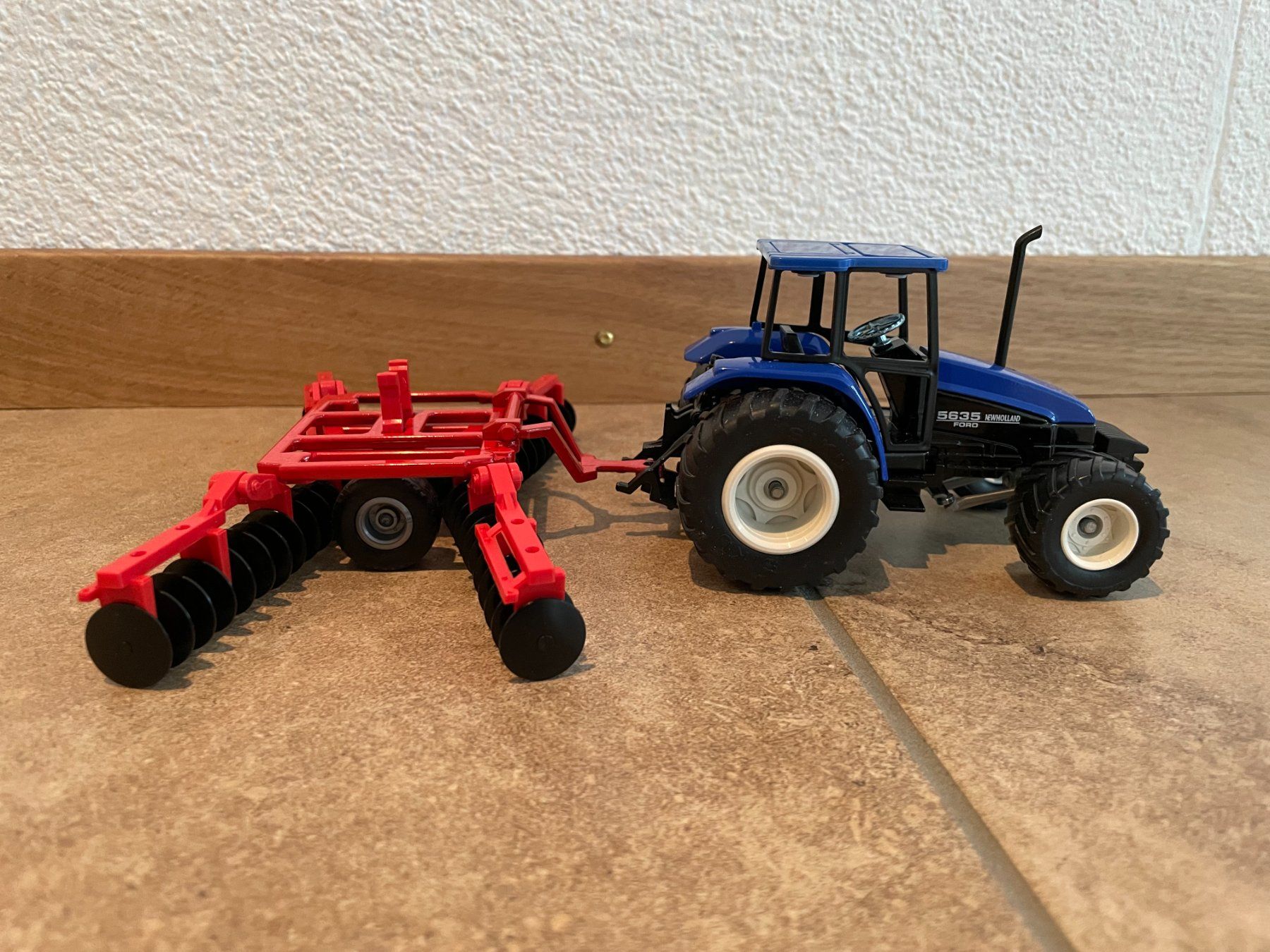 New Holland Trattori: SIKU New Holland 5635 mit Scheibenegge – Nuovo e nell'imballaggio originale da Kreuzlingen venduto da Stefan1150 2