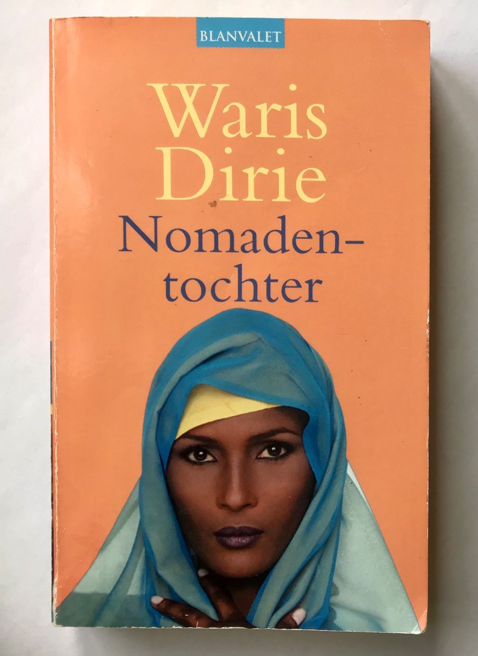 Libri: Buch: Nomadentochter (von Waris Dirie) – Usato da Bubendorf venduto da Alpenheidi