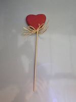 Rotes Holzherz auf Stab