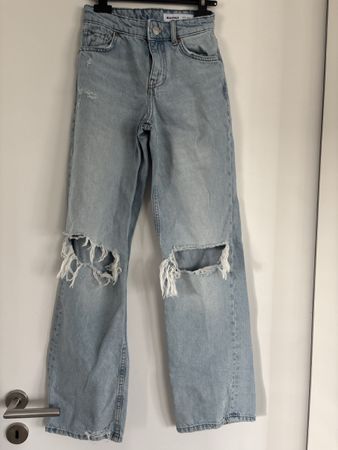 Bershka Jeans hellblau mit Rissen