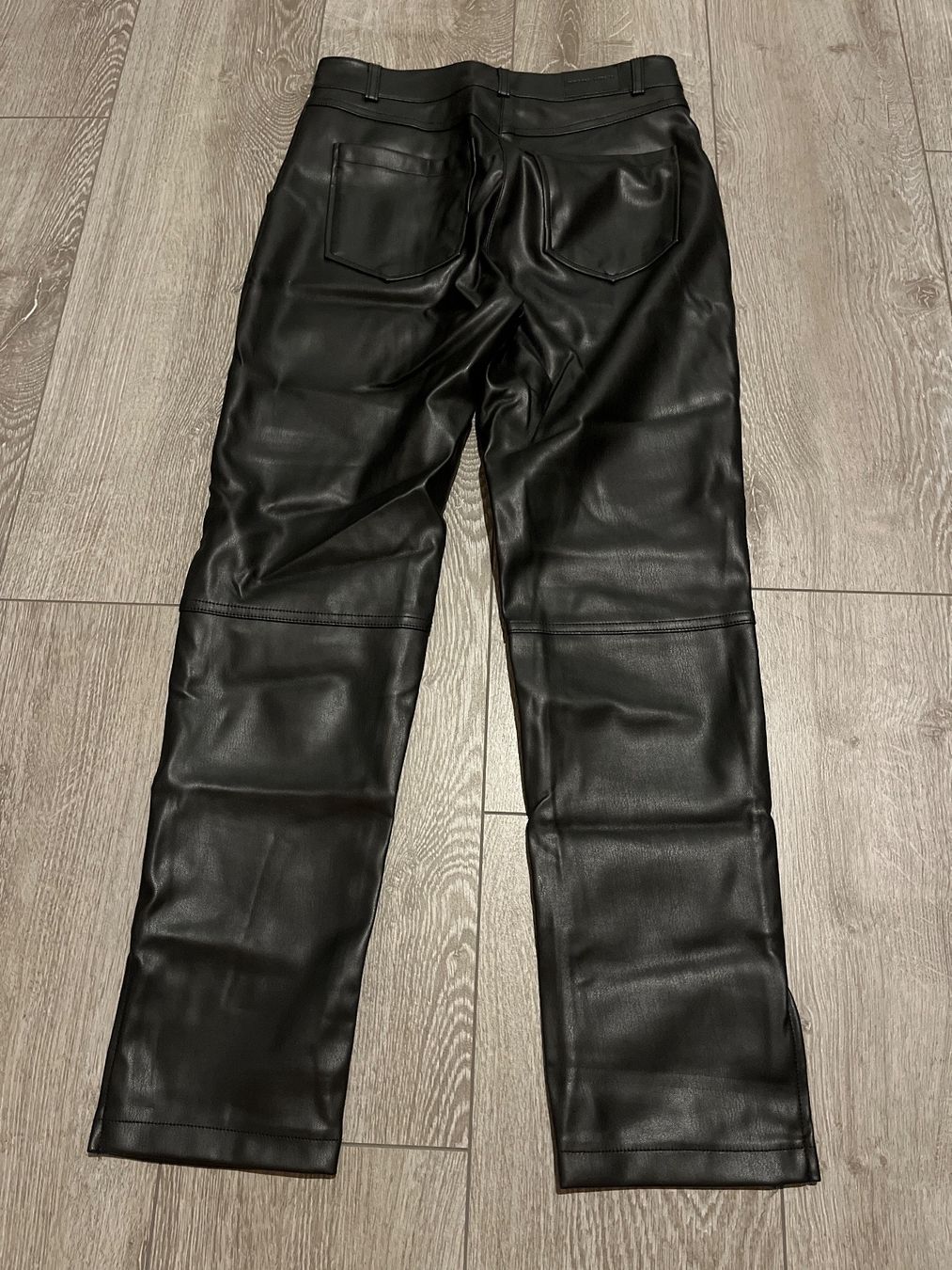 Tally Weijl Hosen: Pantalon en similicuir – Gebraucht aus Le Locle von Ophelhugy 1