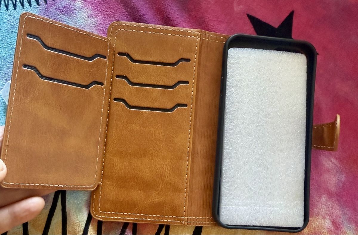 Coques & Protection écran: iPhone  IP 12 / 12 Pro Leder Wallet Case neu – Neuf avec emballage d'origine à Basel par Cora3 3