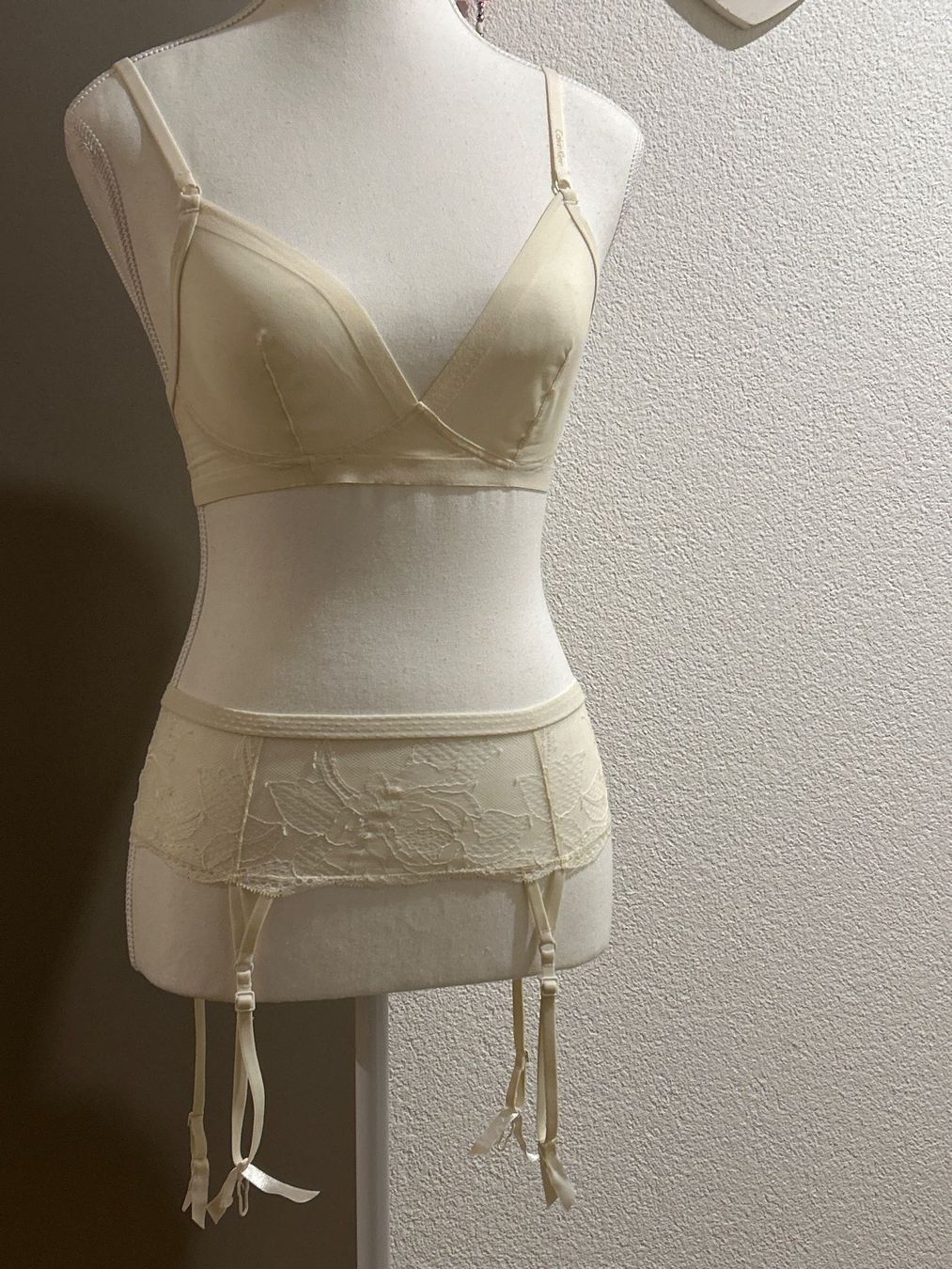Calvin Klein Altra biancheria intima: Calvin Klein Dessous Set Creme Gr. 75 B / M – Usato da Brunnen venduto da Nala2929 1