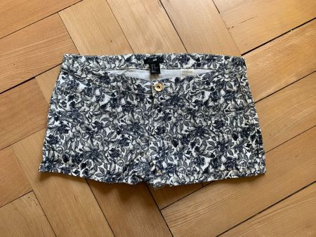 Jeansshorts schwarz-weiss geblümt - 40