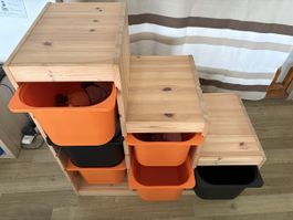 Étagère rangement bois avec bacs orange et noir bon état