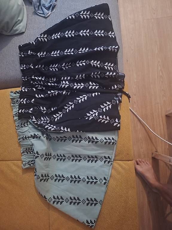 Pantalons: Kurze polysterhose – D'occasion à Arlesheim par gligli01
