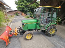 John Deere mit Schneepflug