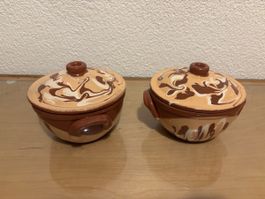 2 traditionelle bulgarische Keramiktöpfe mit Deckel