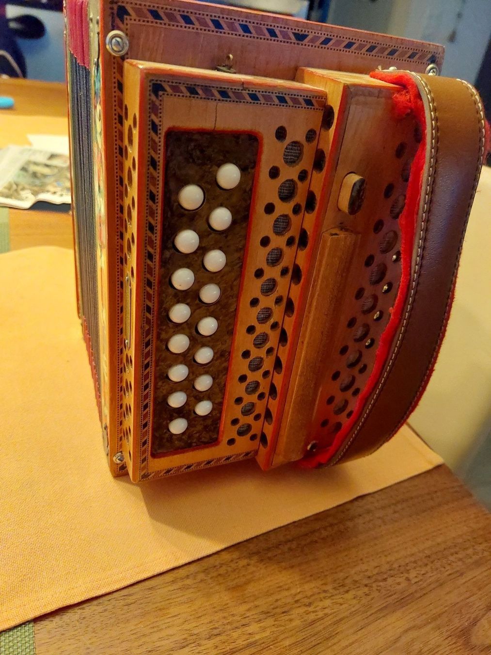 Strumenti musicali: Schwyzerörgeli Eichhorn Schwyz – Usato da Kriens venduto da Allerhand5 5