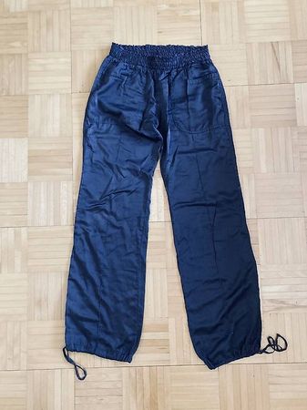 Dunkelgraue Stoffhose mit Metallic-Optik (M/L)
