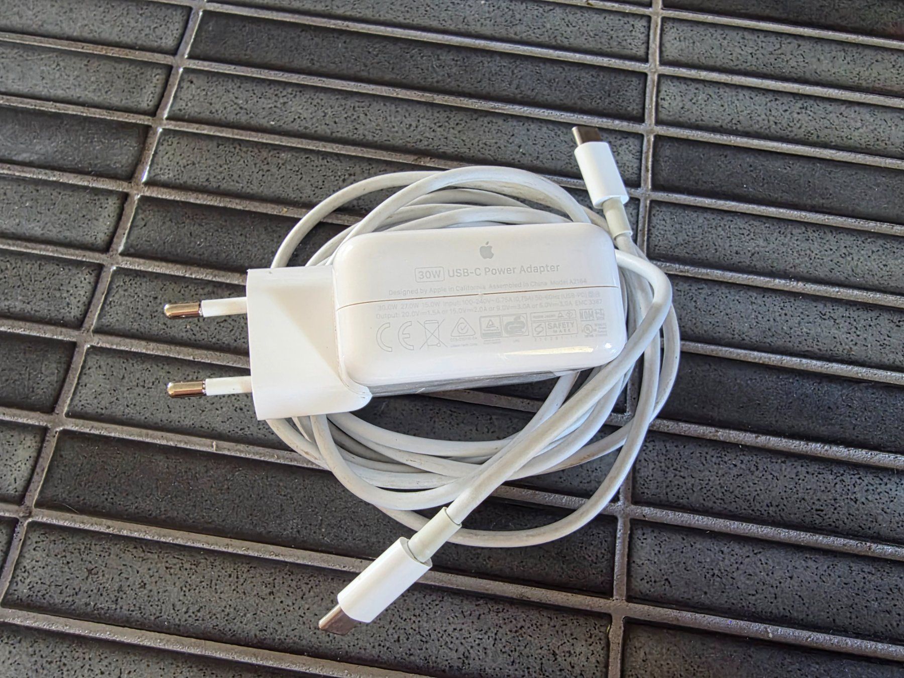 Apple Caricabatterie: Apple MacBook iPad iPhone Ladegerät mit Kabel  30 Watt usb-c – Usato da Biberist venduto da Volo28 1