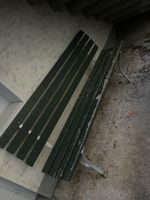 Gartenbank Holz dunkelgrün Metallgestell Gebraucht