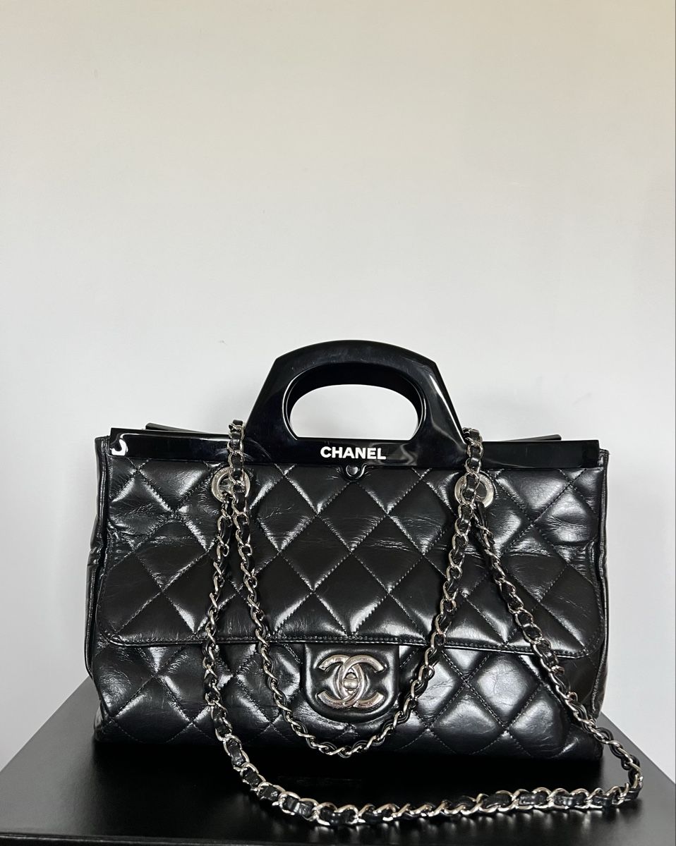 Chanel Sacs femmes: Chanel handbag black patent leather – D'occasion à Corsier-sur-Vevey par Kristina.Nova
