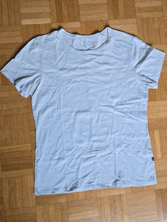 On t-shirt M men