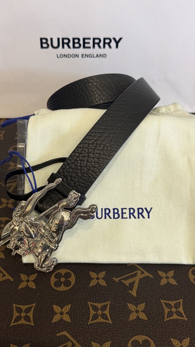 Burberry Cinture: Burberry Ledergürtel mit Ritter-Schnalle – Nuovo e nell'imballaggio originale da Lachen SZ venduto da HelvetiaLuxury