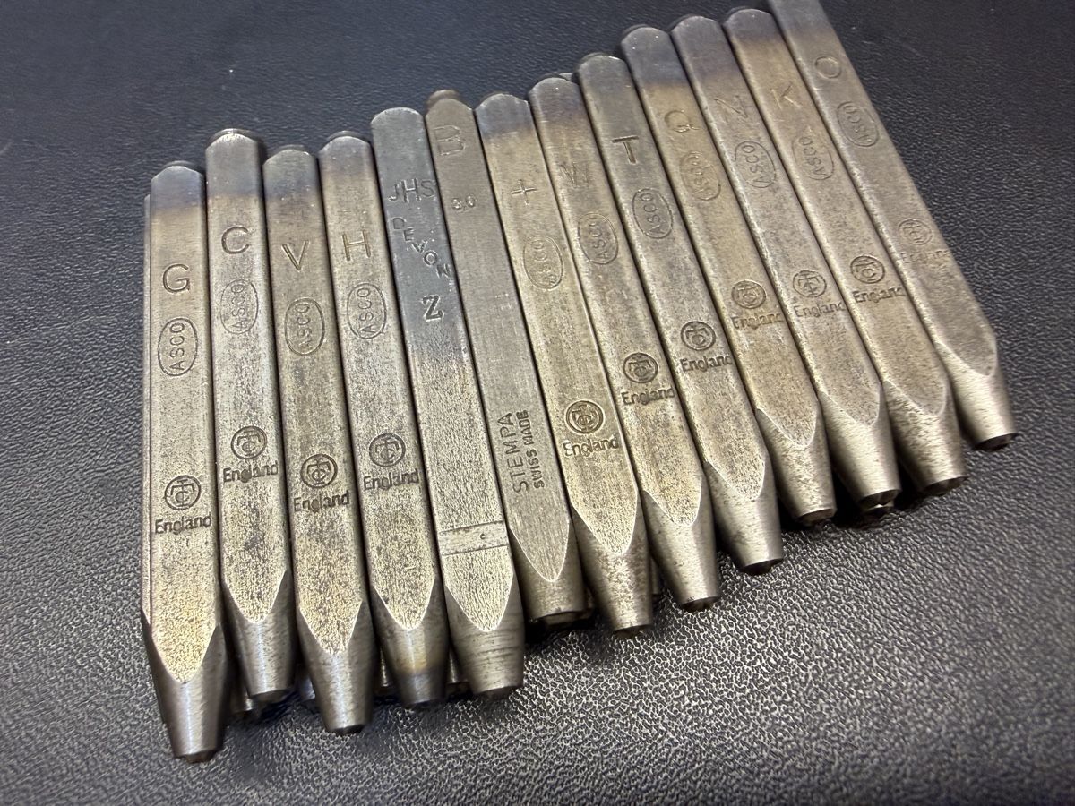 Tous les outils: Vintage Schlagbuchstaben Set Alphabet Swiss Made – D'occasion à schaffhausen par VintAntik_1980 1