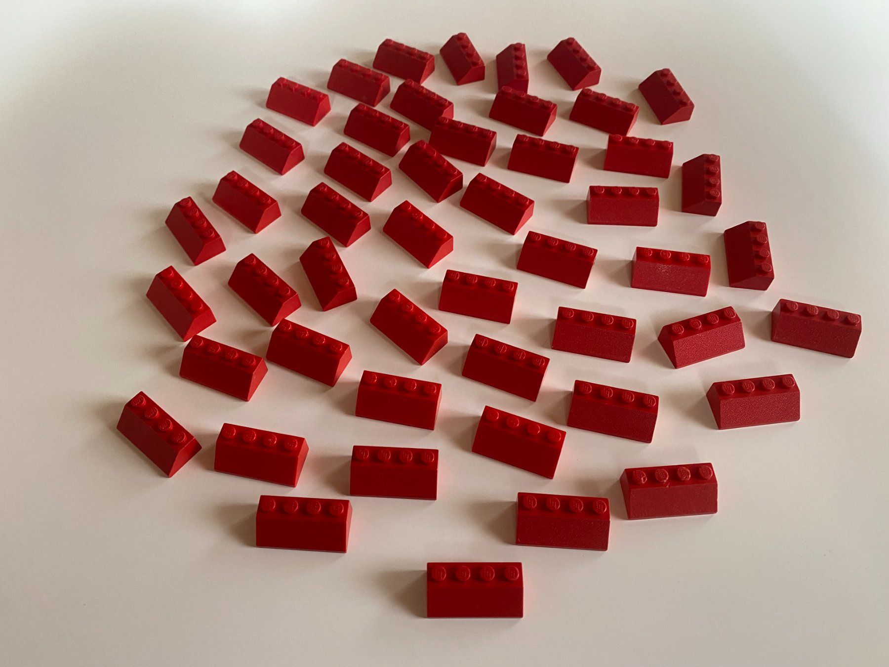 Lego Spielzeuge: LEGO - 49 - ROTE - DACHSTEINE - 4 X2 – Gebraucht aus Gelterkinden von ajdt4