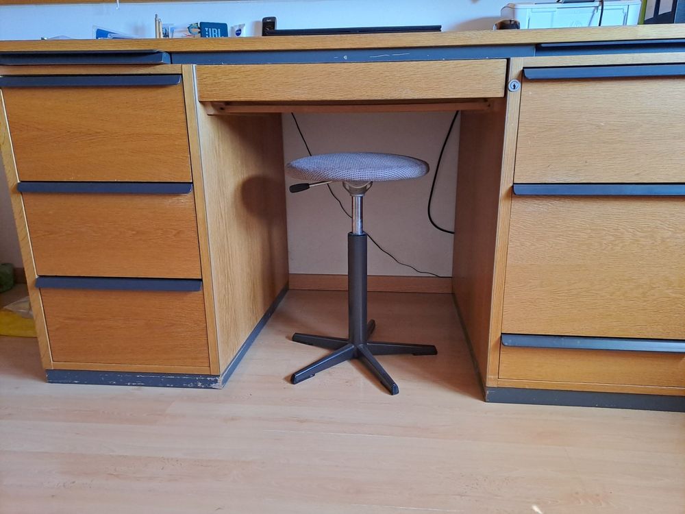 Scrivanie: Robuster, grosser, abschliessbarer Schreibtisch aus Holz – Usato da Andwil TG venduto da Natur5