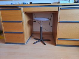 Robuster, grosser, abschliessbarer Schreibtisch aus Holz