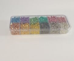Preciosa Glasperlen Perles in Würfel-Form Box in 12 Farben