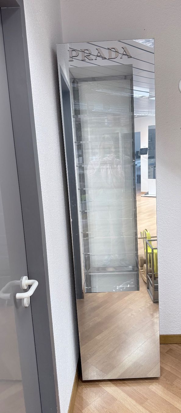 Vetrine: Vitrine - Prada – Usato da Zürich venduto da Tarron