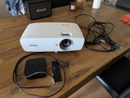 BenQ Beamer W1090 mit HDMI Kabel + Apple TV Box