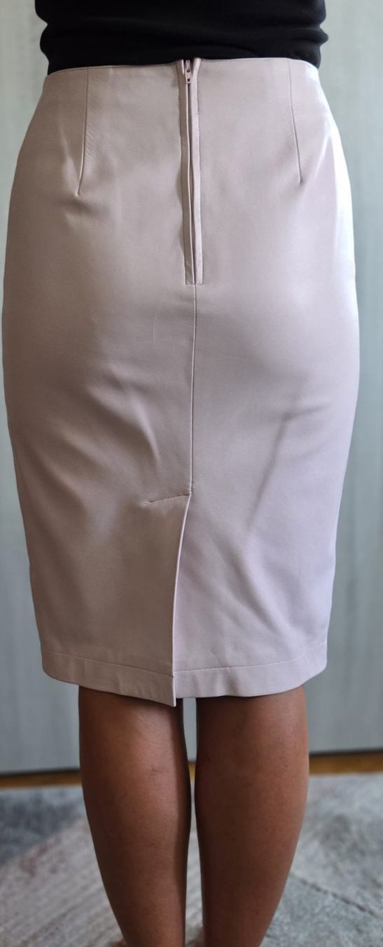 Completi & Tailleur: Ensemble tailleur rose poudré en cuir, élégant. Taille S. – Usato da Neuchâtel venduto da wikit 4