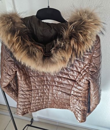 Blouson en cuir marron avec capuche fourrée