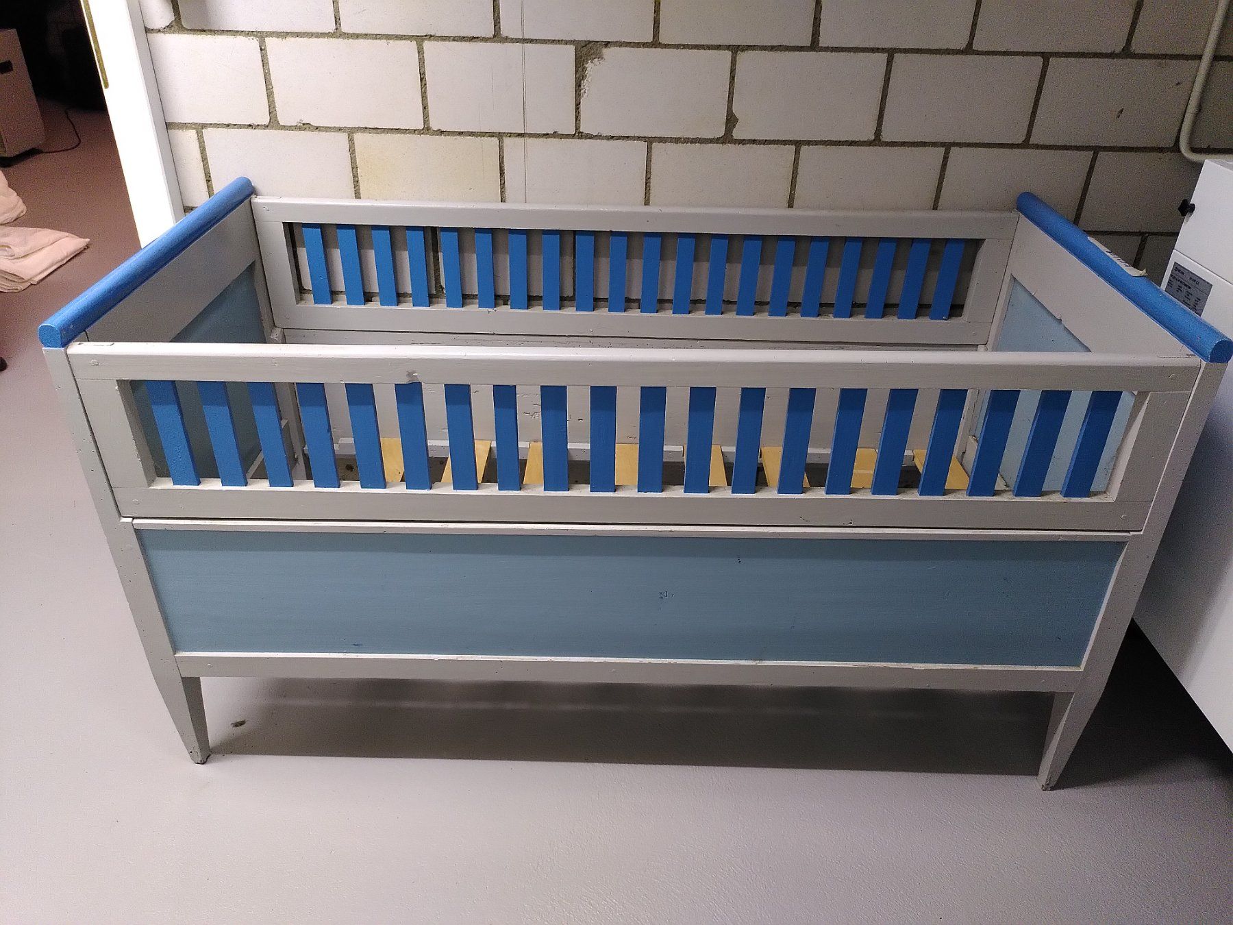 Betten: Altes Kinderbett aus Holz, bemalt – Gebraucht aus Kleinandelfingen von flora2011