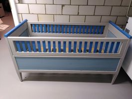 Altes Kinderbett aus Holz, bemalt